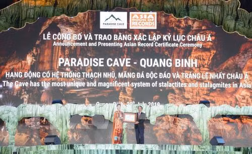 Lễ hội Hang động Quảng Bình lần thứ tư - năm 2019 vừa diễn ra với chủ đề “Quảng Bình - Bí ẩn bất tận”. Trong ảnh là đại diện Hội đồng Kỷ lục Châu Á trao bằng chứng nhận xác lập kỷ lục Động Thiên Đường là “Hang động có hệ thống thạch nhũ, măng đá độc đáo và tráng lệ nhất Châu Á”. Ảnh: TTXVN phát
