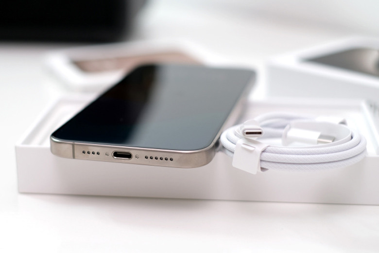 Ngoài ra iPhone 15 Series cũng bị báo cáo các trường hợp nóng quá mức, loa rè ở âm lượng lớn, và một lỗi khá ngớ ngẩn là iPhone sạc ngược cho sạc dự phòng. Những lỗi này thường gặp ở sản phẩm tại thị trường Mỹ, Trung Quốc và EU.