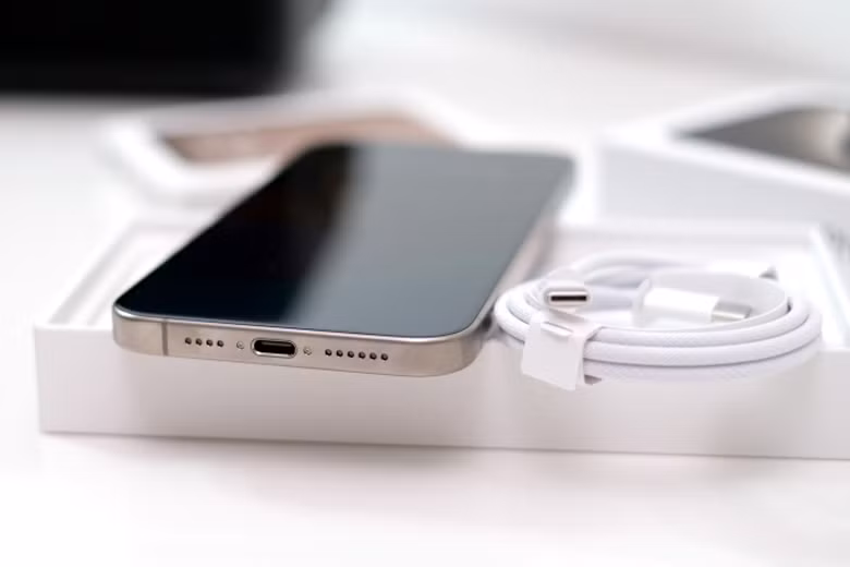 Ngoài ra iPhone 15 Series cũng bị báo cáo các trường hợp nóng quá mức, loa rè ở âm lượng lớn, và một lỗi khá ngớ ngẩn là iPhone sạc ngược cho sạc dự phòng. Những lỗi này thường gặp ở sản phẩm tại thị trường Mỹ, Trung Quốc và EU.