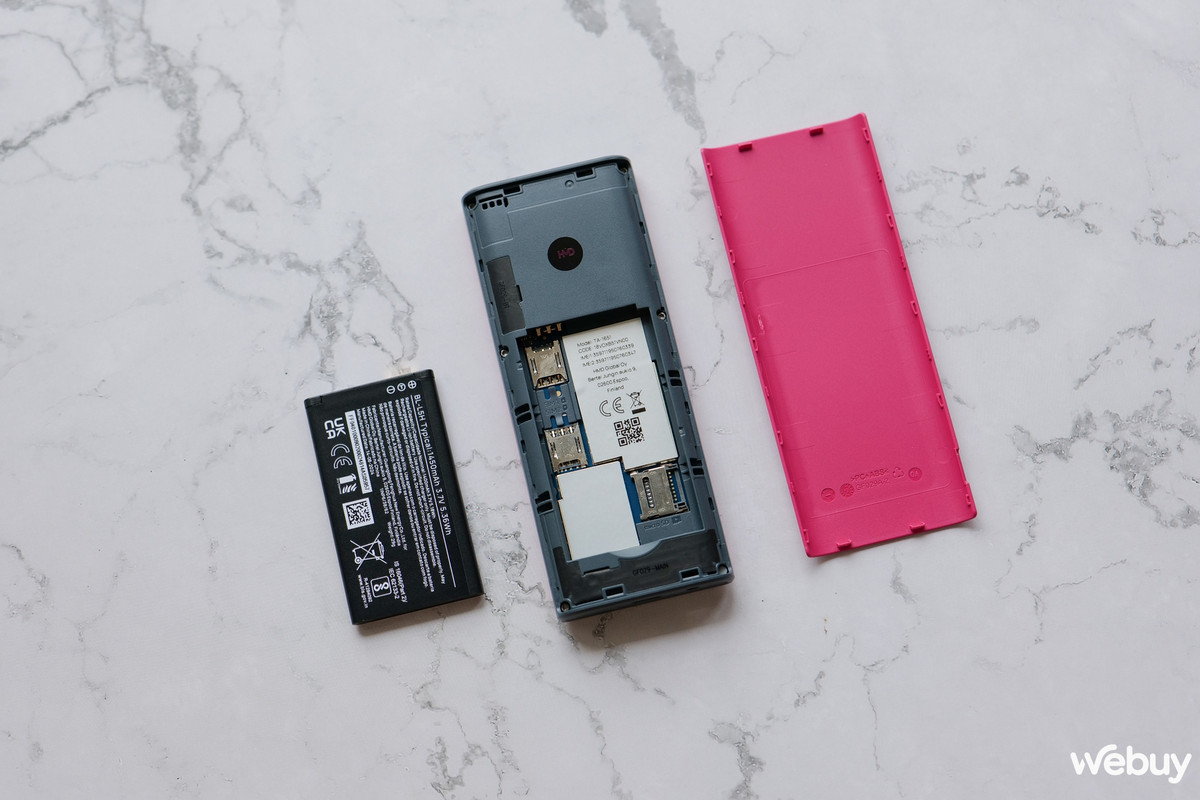 Nắp lưng có thể tháo rời để thay thế pin, một tính năng không còn phổ biến ở nhiều dòng điện thoại hiện nay. Nhìn vào có thể gợi nhớ đến sự "trâu" của những chiếc máy Nokia năm xưa, rơi xuống văng từng mảnh, lắp lại xài như chưa có gì xảy ra!