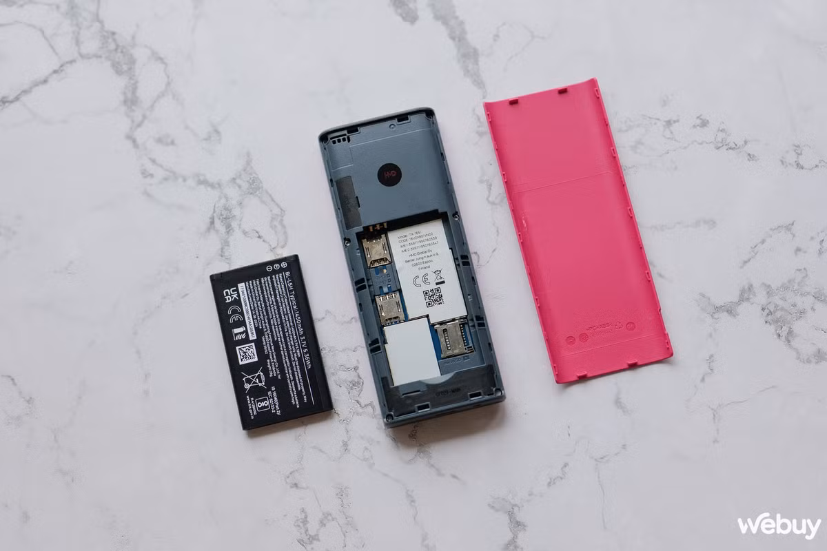 Nắp lưng có thể tháo rời để thay thế pin, một tính năng không còn phổ biến ở nhiều dòng điện thoại hiện nay. Nhìn vào có thể gợi nhớ đến sự "trâu" của những chiếc máy Nokia năm xưa, rơi xuống văng từng mảnh, lắp lại xài như chưa có gì xảy ra!