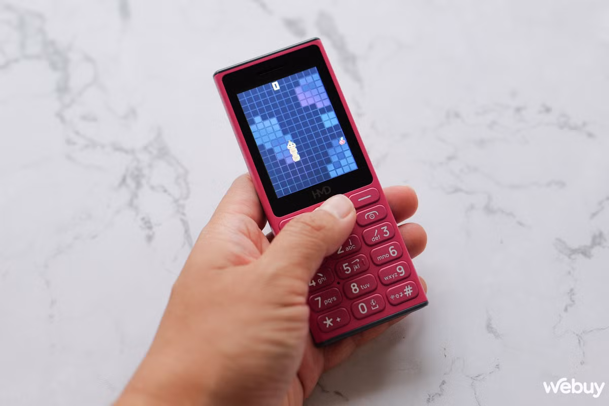 HMD 105 4G chạy hệ điều hành Symbian 30+, quen thuộc với người dùng từ các mẫu Nokia trước đây. Đương nhiên không thể thiếu trò "Rắn săn mồi" kinh điển.