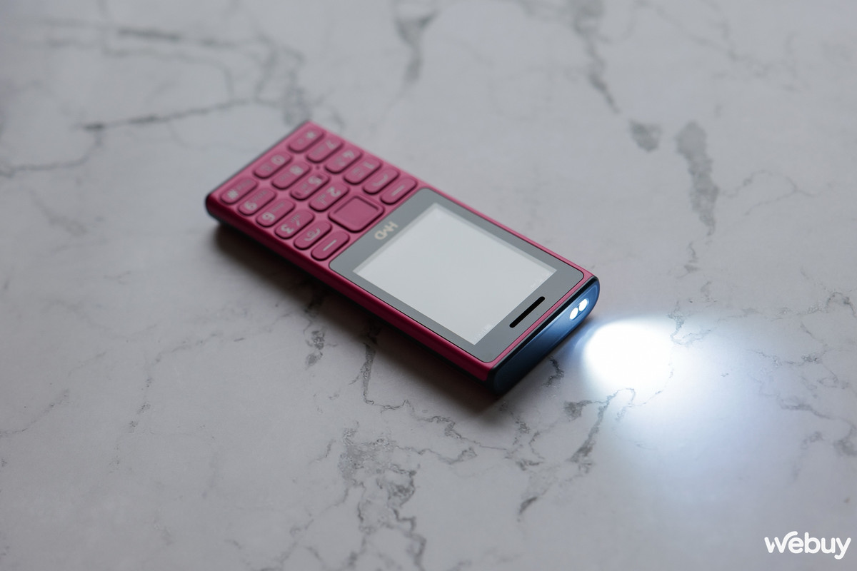 Như nhiều "cục gạch" khác, HDM 105 4G cũng có một chiếc đèn pin ở phía trên.