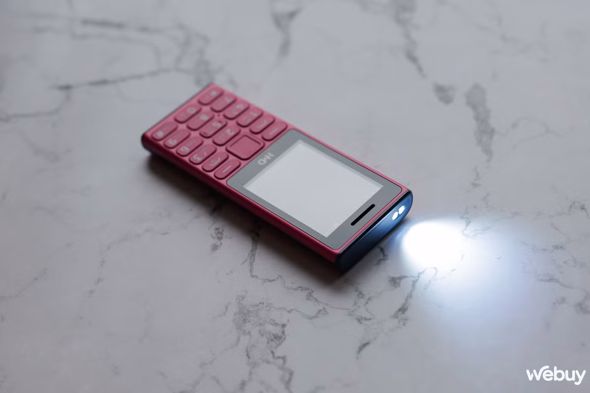 Như nhiều "cục gạch" khác, HDM 105 4G cũng có một chiếc đèn pin ở phía trên.