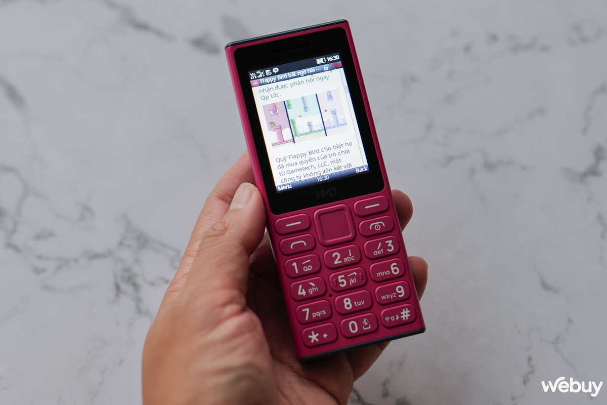 Máy có thể nghe, gọi, nhắn tin, lướt web đơn giản, nghe nhạc, lướt Facebook, thậm chí xem được cả YouTube... Điều đặc biệt là FM radio trên máy có thể hoạt động mà không cần cắm tai nghe như các mẫu điện thoại trước đây.