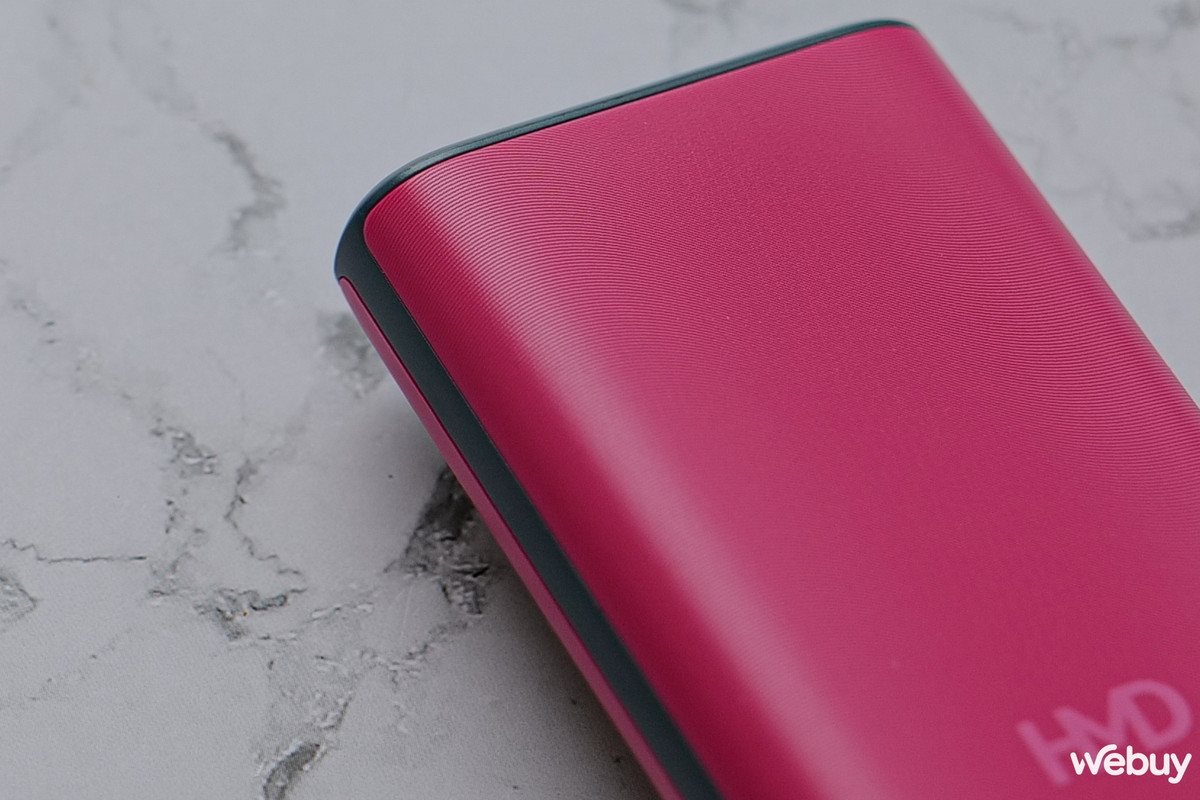 Điểm đáng chú ý là lớp vỏ polycarbonate cứng cáp, có khả năng chống nước nhẹ đạt chuẩn IP52, và khả năng chống va đập cao, rất phù hợp với những ai tìm kiếm một chiếc điện thoại bền bỉ