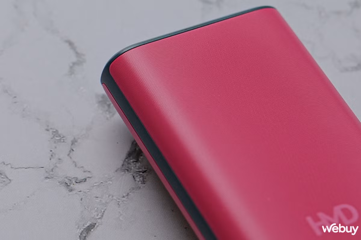 Điểm đáng chú ý là lớp vỏ polycarbonate cứng cáp, có khả năng chống nước nhẹ đạt chuẩn IP52, và khả năng chống va đập cao, rất phù hợp với những ai tìm kiếm một chiếc điện thoại bền bỉ