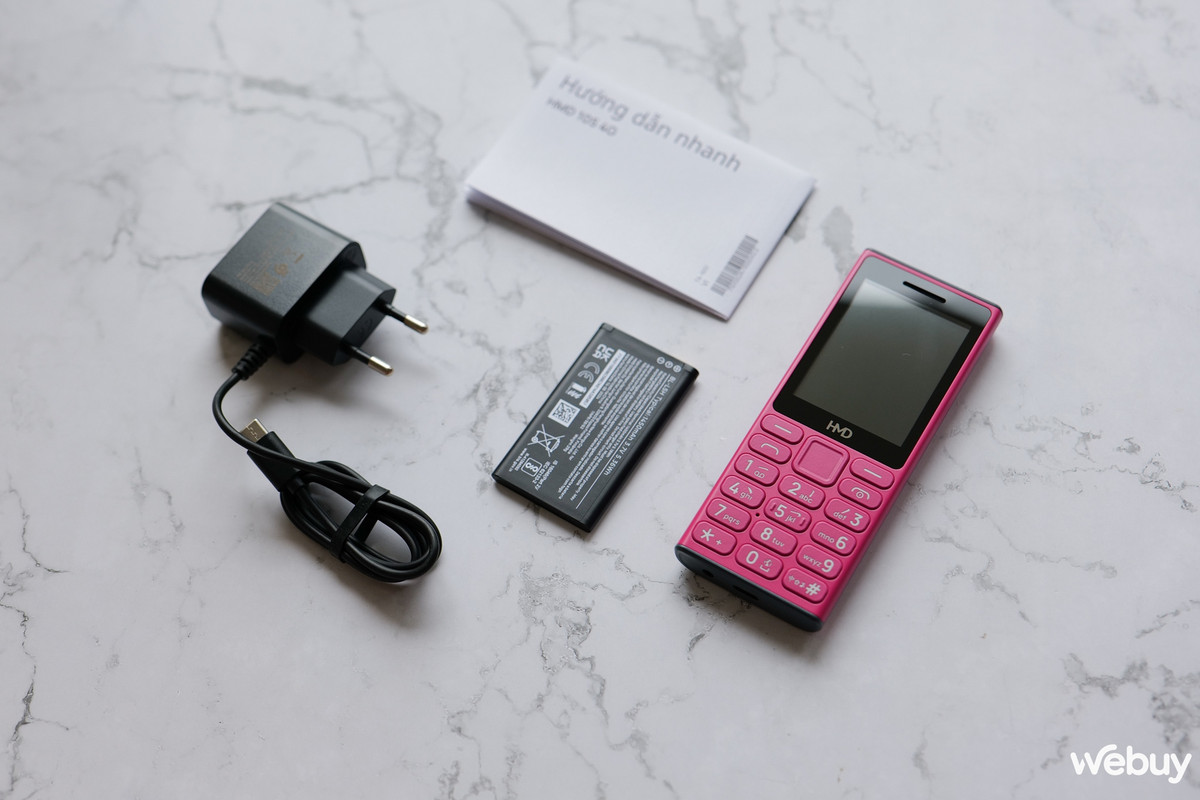 Không khác gì các mẫu điện thoại phổ thông Nokia, HMD 105 4G đi kèm đủ phụ kiện bao gồm củ sạc với dây USB-C tích hợp, sách hướng dẫn sử dụng và pin rời.