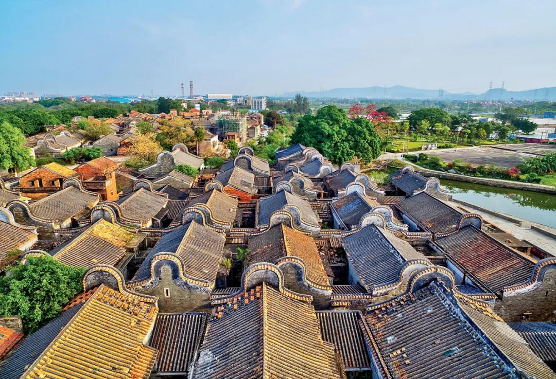 Với những kiến trúc cổ, ngôi nhà hình tai chảo không chỉ là sự kế thừa truyền thống mà còn gửi gắm bao ước, điềm lành, hạnh phúc cùng sự đỗ đạt của con cháu.