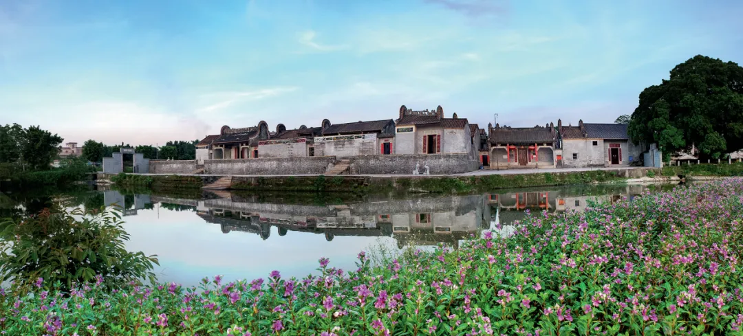 Tường nhà hình mũ quan được gọi là “tường cá”, đầu hồi đặc trưng này tượng trưng cho hai tai của chiếc mũ của quan chức, được mở rộng với nghĩa là "tốt nhất"