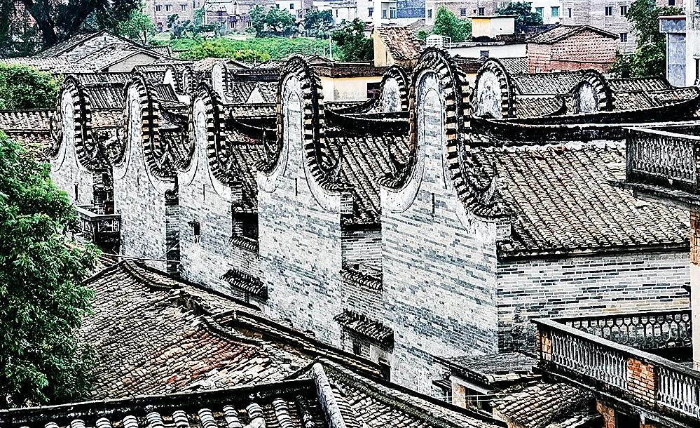 Với những kiến trúc cổ, ngôi nhà hình tai chảo không chỉ là sự kế thừa truyền thống mà còn gửi gắm bao ước, điềm lành, hạnh phúc cùng sự đỗ đạt của con cháu. 