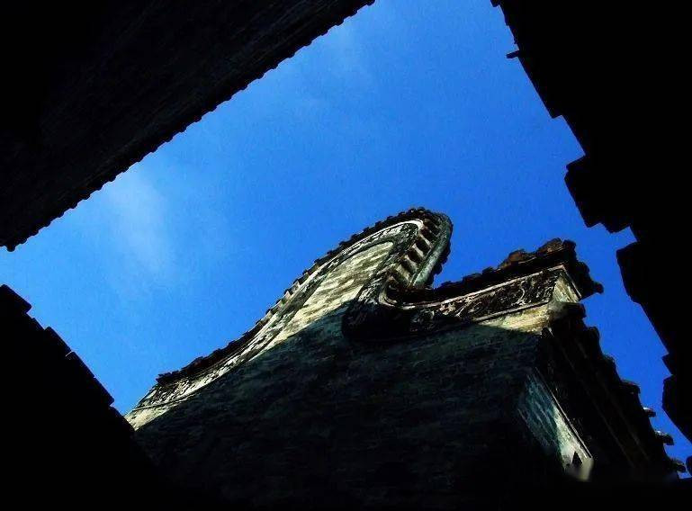 Nếu ngước mắt lên trên, bạn sẽ thấy góc nhà trong sân và bầu trời trong xanh giao nhau, tạo thành một sân trong hẹp và cao. Nấm mốc và mạng nhện diễn ra một cuộc chiến im lặng, phủ kín cả dầm nhà nhưng lại làm cho ánh sáng bên ngoài trở nên sáng rõ hơn.