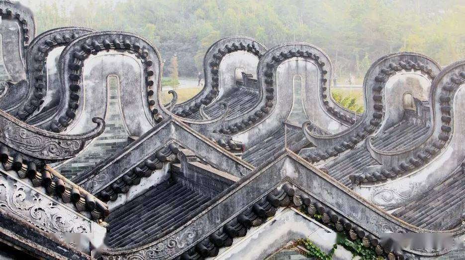 Kiến trúc nhà hình tai chảo không chỉ đẹp mắt mà còn có nhiều tính năng vượt trội như chống cháy và thông thoáng. Trong trường hợp hỏa hoạn, những bức tường cao đầu hồi sẽ ngăn chặn sự lan truyền của ngọn lửa. 