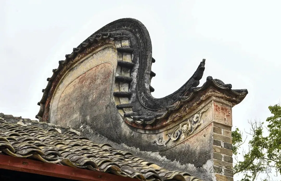 Dân gian còn truyền tụng rằng nhà hình tai chảo chứa đựng ý nghĩa phú quý, giàu sang và ấm no. Từ phía trước, có thể thấy hai bên tường nhô cao giống hình tai chảo, và nhìn từ bên cạnh thì chúng giống như chữ đột "凸" (lồi lên).