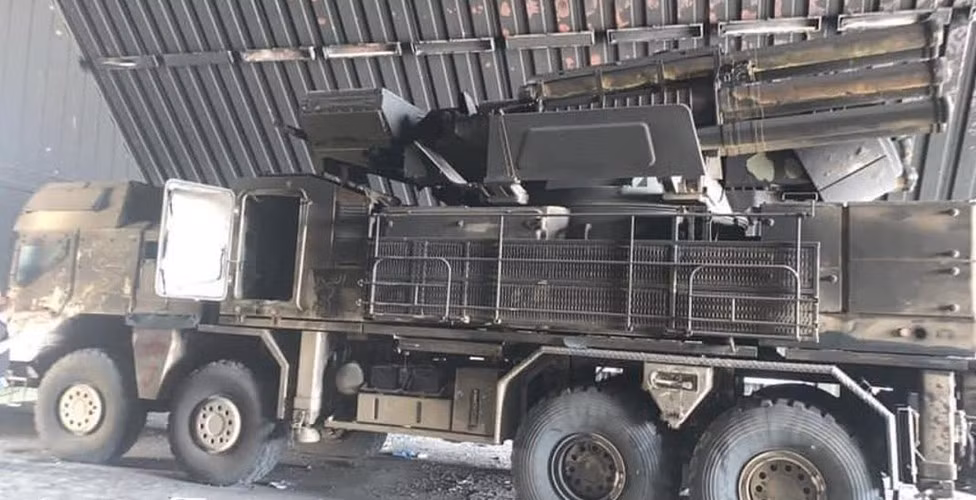 Hơn nữa hình ảnh vệ tinh được đăng tải trước đó cho thấy vị trí tại sân bay Tripoli có một số tổ hợp phòng không 2K12 Kvadrat đã bị bỏ lại, do vậy việc chúng bị phía Chính phủ Hiệp định Quốc gia Libya GNA bắt giữ là điều không gây ngạc nhiên.