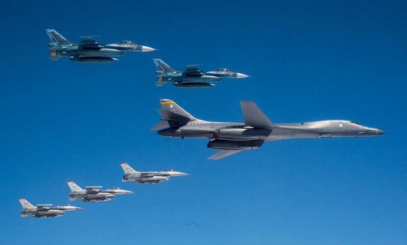 Tên lửa hành trình chống hạm tầm xa AGM-158C LRASM là một phiên bản sửa đổi từ tên lửa không đối đất tấn công ngoài tầm phòng không điểm AGM-158 JASSM nổi tiếng. LRASM là viết tắt của Long Range Anti Ship Missile (tên lửa chống hạm tầm xa). Dự án này được phát triển nhằm tạo ra loại vũ khí lấp chỗ trống của tên lửa chống hạm AGM-84 Harpoon đã cao tuổi.