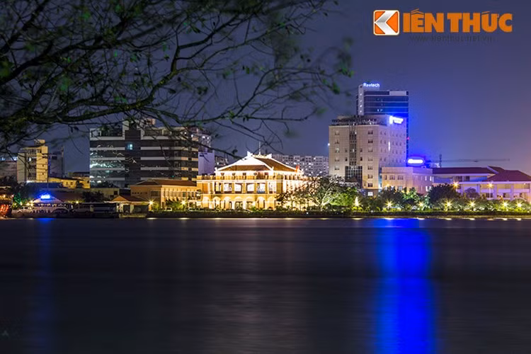 Bến Nhà Rồng, nơi Chủ tịch Hồ Chí Minh ra đi tìm đường cứu nước, lung linh dưới ánh đèn đêm bên sông Sài Gòn.