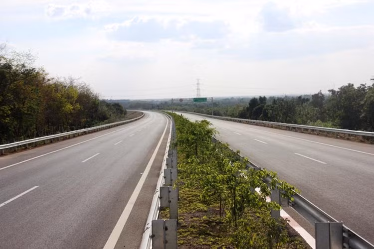 Đường cao tốc TPHCM - Long Thành -Dầu Giây, tuyến đường rút ngắn khoảng cách từ TPHCM và các tỉnh phía Nam về khu vực miền Trung, phía Bắc.