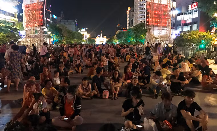 Người dân chật kín trên phố đi bộ giữa trung tâm Sài Gòn.