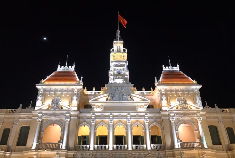 Trụ sở UBND TP HCM lung linh, rực rỡ dưới ánh đèn đêm kỷ niệm ngày chiến thắng 30/4 lịch sử.