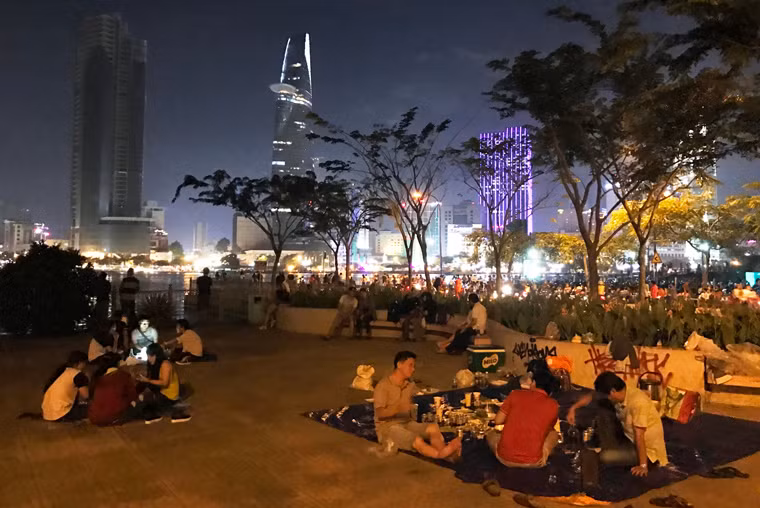 Giới trẻ TP HCM tổ chức họp mặt, vui chơi ngày lễ ở khu vực nóc hầm Thủ Thiêm ven sông Sài Gòn.