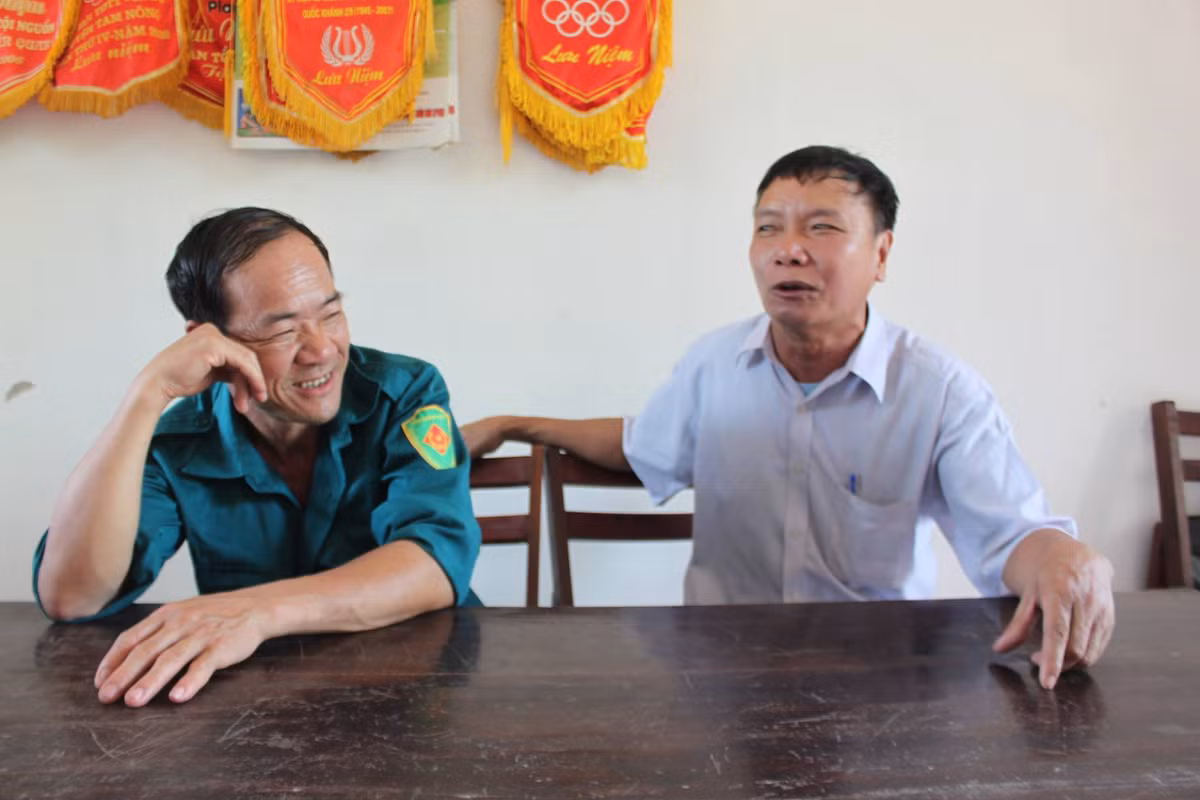 Cụ Trần Văn Thuộc - người làng nói khoác Văn Lang - thường kể: “Một anh chàng nhác nên giả ốm, kêu mệt rồi nằm nhà. Nhưng chị vợ vừa đi làm, anh ta đã vùng dậy rang ngô chén. Ngô vừa chín đã thấy tiếng vợ nheo nhéo gọi ngoài cổng. Thì ra vì chị vợ bỏ quên cái nón nên quay về lấy. Bí quá, anh chồng đổ tất ngô đang nóng vào túi quần. Bỏng quá, anh chàng vừa chạy ra mở cổng vừa nhảy tâng tâng. Chị vợ thấy lạ bèn hỏi: “Phải gió hay sao mà cứ nhảy cẫng lên thế?”. Anh chàng nhăn nhở cười: “Hay chửa, thấy mẹ mày về, chó còn mừng nữa là tao”.