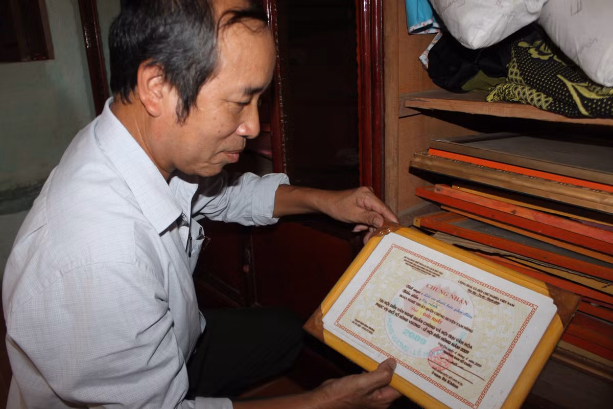 Là làng nói khoác truyền thống, Văn Lang có một đặc trưng là ai cũng biết nói khoác, người người nhà nhà đều giỏi nói khoác. Họ nói khoác đến nỗi, người trong gia đình mất, nhờ xã thông báo tin buồn trên đài truyền thanh mà người làng khác không ai tin. Tuy nhiên, nói khoác cũng thành một nghề kiếm tiền của người Văn Lang, dù việc nói khoác với họ chỉ là niềm đam mê để xua tan mỏi mệt sau thời gian làm việc. Xuân về, những câu nói khoác của người Văn Lang luôn tạo tiếng cười vui vẻ.