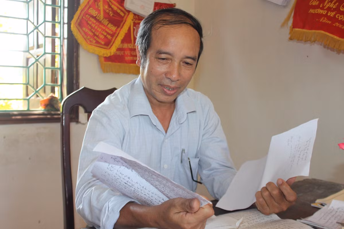 Hay người Văn Lang khi ra đồng ruộng vẫn có những câu chuyện nói phét như thật để xua đi mệt mỏi: “Ruộng nhà em hôm qua còn xanh mơn mởn thế mà nay đã rũ nát thế này. Nhìn ruộng lúa mà đau đứt ruột. Vớ được con bò ấy thì em cho một dùi. Nhưng tìm mãi chẳng thấy bò mà chỉ thấy một con cua. Con cua giơ cái càng ra cắp, em đành phải lấy cái thừng to buộc vào càng nó. Nó lôi em đi, em lôi lại, cái càng gãy khực. Em quẳng càng xuống ao rửa. Chỉ một cái càng thôi mà nấu được nồi mười canh đặc”.