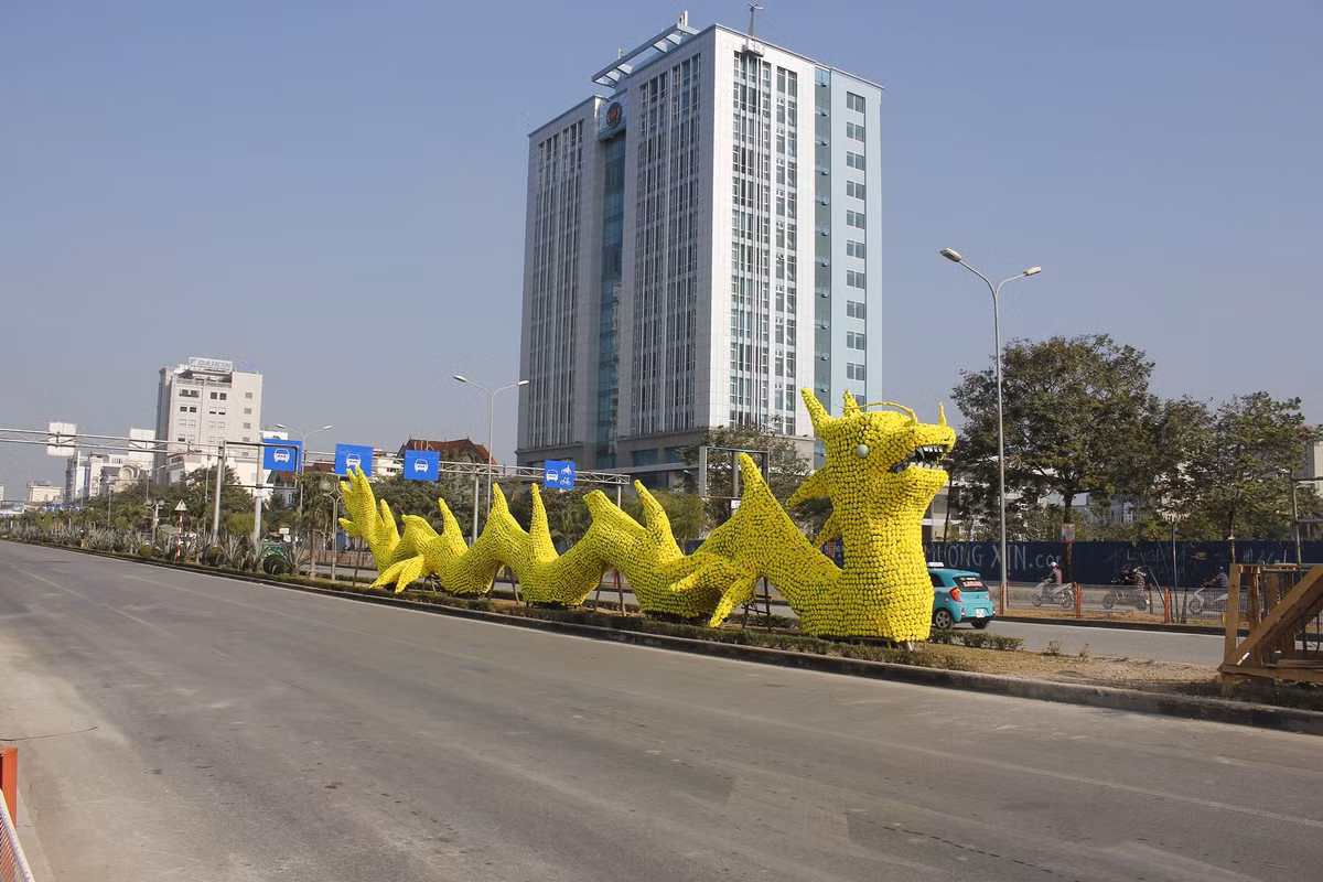 Mô hình rồng hoa trên đường Lê Hồng Phong vốn là mô hình rồng cây xanh được đặt từ mấy năm nay.