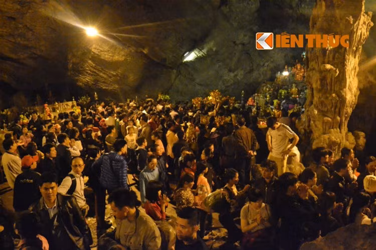 Chùa Hương hay Hương Sơn là một quần thể văn hóa - tôn giáo Việt Nam, gồm hàng chục ngôi chùa thờ Phật, vài ngôi đền thờ thần, các ngôi đình, thờ tín ngưỡng nông nghiệp. Trung tâm chùa Hương nằm ở xã Hương Sơn, Mỹ Đức, Hà Nội và nằm ven bờ sông Đáy.