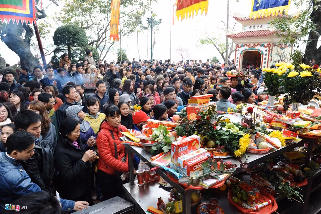 Nơi đây cứ dịp đầu xuân năm mới, dòng người lại nườm nượp về thắp hương cầu năm mới an khang thịnh vượng. Ảnh Zing.