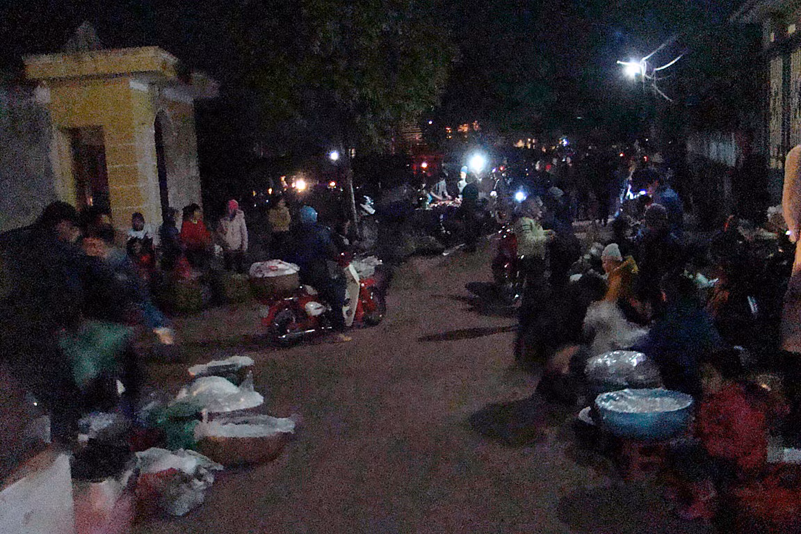  2. Chợ Âm Dương ở Bắc Giang Mỗi năm họp 1 phiên, chợ âm - dương mùng 2 Tết tại xã Cao Thượng (huyện Tân Yên, tỉnh Bắc Giang) luôn thu hút đông đảo người dân địa phương. Chợ họp khi trời còn chạng vạng, sáng ra chợ tan. Điểm đặc biệt tại chợ âm dương này là do, chợ họp ngay tại sân đình, các loại hàng hóa chính là rau cần, cá tưới, bún bánh. Người mua bán đều vui vẻ, bán không nói thách, mua không mặc cả.