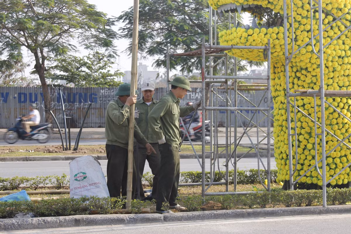 Những chiếc hoa được làm bằng nhựa nên chi phí không nhiều.