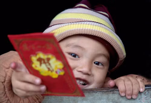 Sau đó, con cháu được ông bà, cha mẹ “lì xì” lại một phong bao màu đỏ, bên trong đựng một ít tiền gọi là lấy hên và mang lại niềm vui trong ngày đầu năm mới. Đến nay, tục mừng tuổi vẫn không thay đổi, ông bà, cha mẹ, chú bác...lì xì lớp cháu, con.