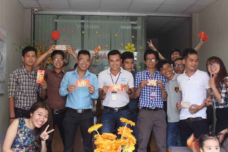 Nhân viên được sếp lì xì trong ngày làm việc đầu tiên của năm mới. Ảnh Điemnhan.