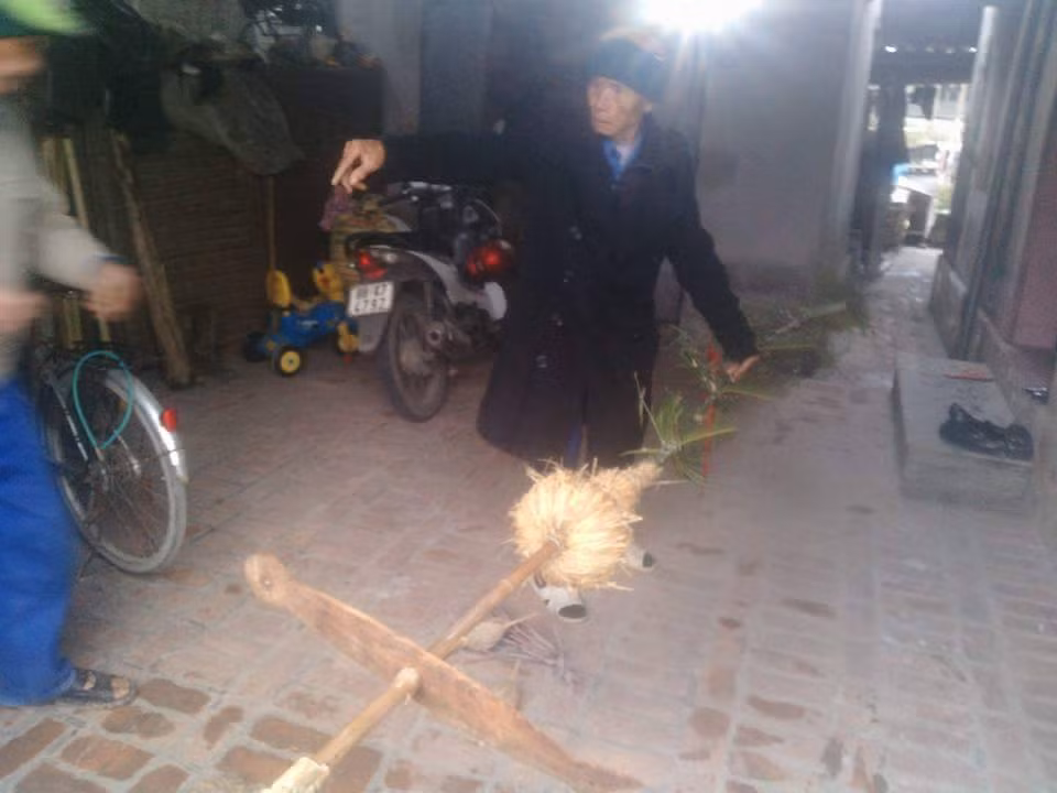 Nhiều gia đình ở miền Bắc hiện nay vẫn giữ phong tục trồng cây nêu ngày tết.