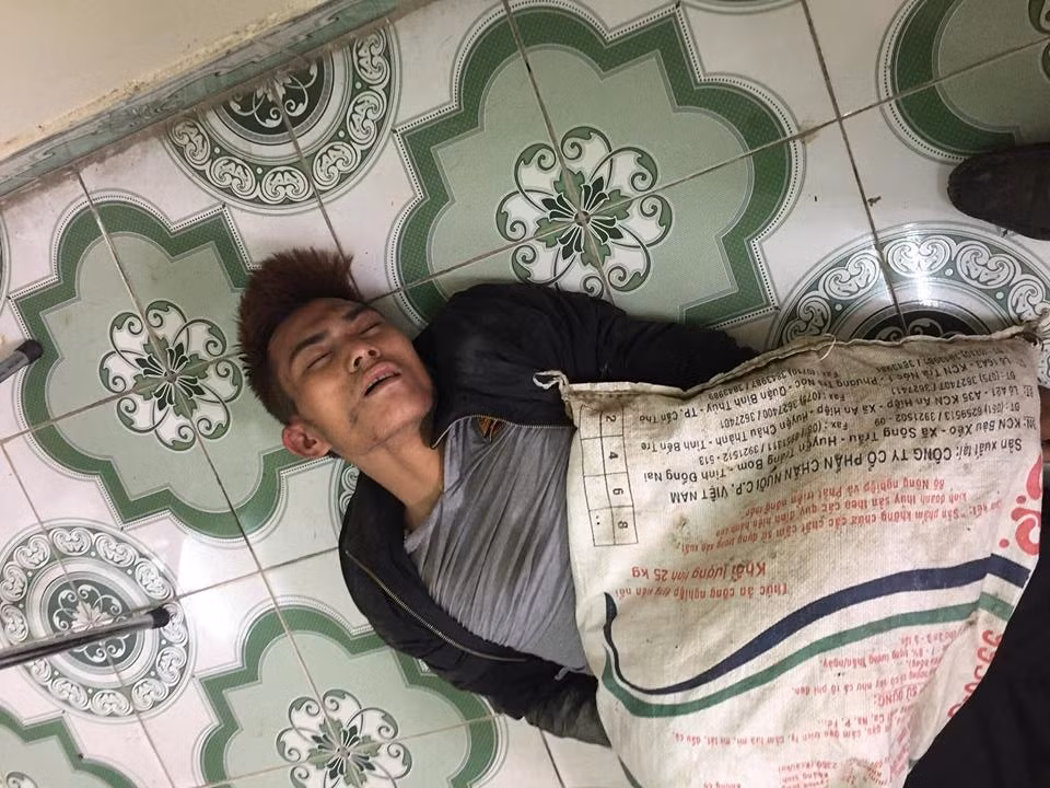 Thanh niên bị nghi ăn trộm chó. Ảnh Hải Ninh.