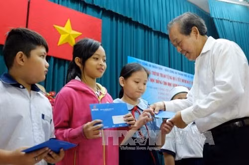 Phó Thủ tướng thường trực Trương Hòa Bình trao các suất học bổng cho con em đồng bào người Chăm trên địa thành phố Hồ Chí Minh ngày 15/1/2017. Ảnh: Thế Anh-TTXVN