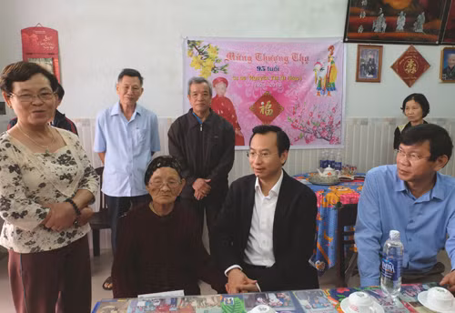 Tại nhà Bà mẹ Việt Nam anh hùng Nguyễn Thị Ngọ (Út), 96 tuổi (trú tại K436/1 đường Nguyễn Tri Phương, phường Hòa Thuận Tây), là Người có công giúp đỡ cách mạng được Nhà nước tặng thưởng Huân chương kháng chiến hạng Nhì, có chồng và một người con là liệt sĩ, Bí thư Thành ủy Đà Nẵng Nguyễn Xuân Anh bày tỏ vui mừng vì sức khỏe Mẹ vẫn tốt, trí tuệ còn minh mẫn dù tuổi đã cao. Nguồn Danang.gov.vn. 