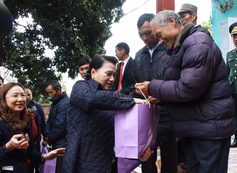 Ngày 14/1/2017, đồng chí Nguyễn Thị Kim Ngân - Ủy viên Bộ Chính trị, Chủ tịch Quốc hội đã tới thăm, tặng quà và chúc tết nhân dân một số xã biên giới huyện Hải Hà, TP Móng Cái, tỉnh Quảng Ninh và các đơn vị lực lượng vũ trang đang đóng chân trên địa bàn. Ảnh Chủ tịch Quốc hội tặng quà và chúc Tết các hộ dân xã Quảng Sơn, Quảng Đức (huyện Hải Hà, tỉnh Quảng Ninh). Nguồn ảnh: QNP.