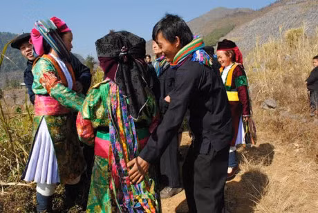  1. Tục vỗ mông của người H'Mông Người H'Mông luôn giữ cho mình những phong tục tập quán riêng trong dịp tết âm lịch. Đáng chú ý nhất là lễ hội cầu phúc Sải Sán diễn ra vào mùng 2 tết. Trong đó tục “vỗ mông” cũng được coi là nét văn hóa tiêu biểu của người Mông. Vào ngày này, trai gái khắp thôn bản tìm đến nhau hay chọn bạn đời cũng đều bằng tục kỳ lạ này. Theo tập tục này, khi đi du xuân tại chợ hay dưới chân núi, nếu chàng trai nào ưng ý một cô gái, anh ta sẽ tiến tức vỗ vào mông người đó. Cô gái được chọn nếu cũng vừa lòng thì sẽ vỗ lại vào mông “đối tác” lần nữa. Cứ thế cả hai sẽ vỗ qua vỗ lại cho đủ 9 lần tức là cả hai bên đã chấp thuận và chỉ còn đợi ngày kết duyên thành vợ chồng.