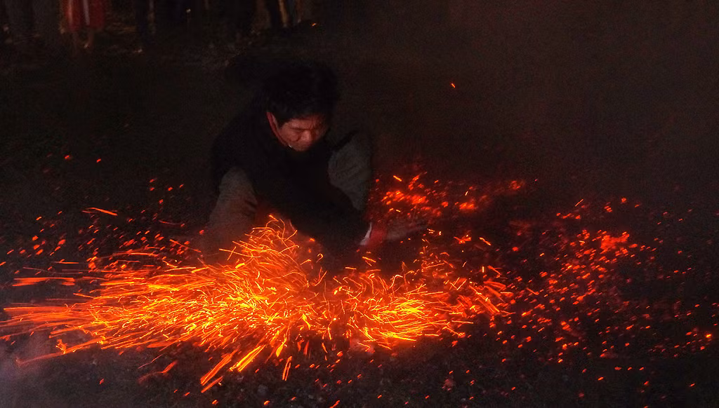  6. Người Pà Thẻn với tục “thờ bát nước lã” Trên mỗi bàn thời của người Pà Thẻn tại Hà Giang đều có một bát nước lã dùng để thờ cúng quanh năm. Bát nước này phải luôn được đậy kín vào không bao giờ để cạn hết nước. Phải chờ đến tháng 6, chủ nhà mới được mở chiếc bát ra để cho thêm nước vào. Vào đêm giao thừa, nhà nào cũng sẽ đóng kín cửa, từ cửa ra vào, cửa sổ, cửa hậu..., cẩn thận cài then vào bịt hết những lỗ hở ra ngoài. Trong nhà, gia chủ sẽ hạ bát nước xuống để lau chùi sạch sẽ và thay nước mới để chào đón năm mới đến. Những hành động trên đều phải giữ bí mật trong nhà. Người Pà Thẻn quan niệm, nếu những việc trên bị lộ ra ngoài hoặc ai khác nhìn thấy thì cả gia đình đó năm sau sẽ gặp xui xẻo, làm ăn vất vả, đau ốm liên miên,...