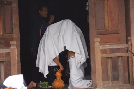 3. Lễ bắt chồng ở Tây Nguyên Khi Tết nguyên đán đến, đồng bào các dân tộc Chu Ru, Cil, Cơ Ho... ở Tây Nguyên vào mùa lễ hội bắt chồng. Lễ bắt chồng phải diễn ra ban đêm. Khi thích một chàng trai nào đó, cô gái về thông báo cho gia đình và dòng họ biết. Gia đình sẽ đến nhà trai hỏi dạm. Nếu cả hai dòng họ đồng ý, cô gái sẽ đến đeo nhẫn vào tay người con trai vào một đêm đẹp trời. Trường hợp người con trai không thích có thể trả lại nhưng đến 7 ngày sau, cô gái lại chọn một đêm đẹp trời đến đeo nhẫn cho chàng trai và cứ thế lặp đi lặp lại cho đến khi chàng trai chấp nhận. Trước khi cưới một ngày, buôn làng tổ chức một đêm hội gọi là "Đêm hội bắt chồng". Trong đêm hội này, chàng trai và cô gái phải đọc một số câu luật tục riêng của đồng bào mình, có một số câu luật độc đáo như: "Tìm vợ, tìm chồng phải hỏi mẹ cha; ăn ruộng, ăn rẫy phải hỏi tai con trâu, con bò; làm bẫy phải hỏi thần núi; về với vợ như về với nước...". Ngày cưới chàng trai và cô gái rút nhẫn ra hôn nhẫn và đeo lại cho nhau. Sau lễ cưới 7 ngày, cô gái tháo nhẫn đưa mẹ chồng cất giữ và ngược lại nhẫn chàng trai do mẹ cô gái cất giữ.