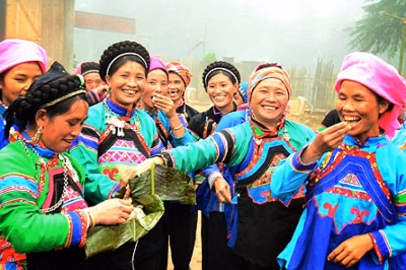  2. Đón giọng gà của dân tộc Pu Péo Dân tộc Pu Péo ở Hà Giang chỉ có vài trăm người, trên tổng dân số trong toàn tỉnh, sinh sống chủ yếu tại các xã Phố Là, huyện Đồng Văn; xã Sủng Tráng và Phú Lũng, huyện Yên Minh, một số ít sinh sống tại xã Yên Cường, huyện Bắc Mê. Người dân tộc Pu Péo luôn quan niệm, trong ngày Tết cổ truyền của dân tộc, ai đón giọng gà hay cướp được giọng gà thì sang năm mới sẽ hát hay, gặp nhiều may mắn, thành đạt, hạnh phúc. Chính vì vậy, đêm 30 Tết khi giao thừa đến, những chàng trai dân tộc Pu Péo phải canh chừng mấy chú gà trống. Khi thấy gà vừa vỗ cánh, chuẩn bị gáy là các chàng trai này phải đốt ngay một quả pháo ném vào chuồng gà. Lũ gà giật mình, nhảy lên thi nhau gáy, ngay lập tức tất cả những người trong gia đình và hàng xóm xung quanh cùng nhau múa hát vang trời để át tiếng gà gáy.