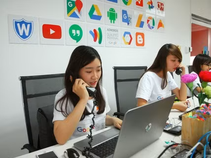 Dân văn phòng đổ xô bán thực phẩm ngày tết kiếm thêm thu nhập Những ngày tết, nhu cầu dùng thực phẩm sạch, bánh kẹo, hàng hóa, hoa... rất lớn. Để đáp ứng nhu cầu của người dân, ngoài chợ, tạp hóa, siêu thị... nhiều người đã nhanh nhẹn chào bán trên online các mặt hàng thực phẩm ngày tết, bánh kẹo, bonsai, quần áo, bia rượu, các mặt hàng trang trí tết, tranh ảnh... cũng kiếm bộn tiền trong mấy ngày tết.