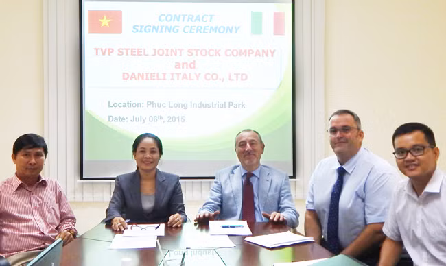 Nữ doanh nhân tuổi dậu “lái tàu thép” TVP Đó là bà Ninh Thị Bích Thùy - Tổng giám đốc Công ty cổ phần Thép TVP. Dù tuổi đời chưa đến 50 nhưng bà Ninh Thị Bích Thùy đã vài chục năm lăn lộn trong ngành thép để chèo lái “con tàu thép” TVP. Trải qua quá trình hơn 7 năm hình thành xây dựng và phát triển, công ty thép TVP dưới sự chèo lái của bà Thùy đã lớn mạnh cả về năng lực sản xuất, thị trường tiêu thụ, cũng như khẳng định được chất lượng và uy tín với mọi khách hàng gần xa. Năm 2017, dù có nhiều thách thức nhưng hứa hẹn sẽ là một năm nhiều thành công với bà Ninh Thị Bích Thùy và TVP.