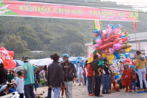  5. Chợ họp đúng 1 tết âm lịch tại Bình Định Phiên chợ Gò (Trường Úc, Bình Định) họp đúng vào ngày 1 Tết âm lịch hàng năm trên một gò đất cao ở chân núi Trường Úc, cạnh thị trấn Tuy Phước, cách thành phố Quy Nhơn khoảng 8 km. Chợ Gò Trường Úc được hình thành cách đây 200 năm. Trong thời kỳ quân Tây Sơn đóng tại đây, người ta tổ chức các cuộc vui chơi giải trí và tổ chức nhóm chợ đầu năm trên gò đất mang tên Trường Úc.