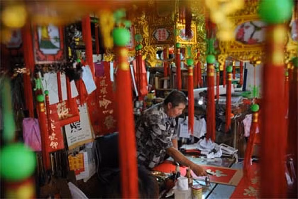  9. Chợ chữ Sài Gòn Hằng năm cứ đến rằm tháng chạp trở đi, người ta bắt đầu họp phiên chợ chữ trên đường Hải Thượng Lãn Ông, quận 5, thành phố Hồ Chí Minh. Chợ chữ mỗi năm chỉ nhóm có một phiên Tết kéo dài 15 – 30 tháng Chạp.