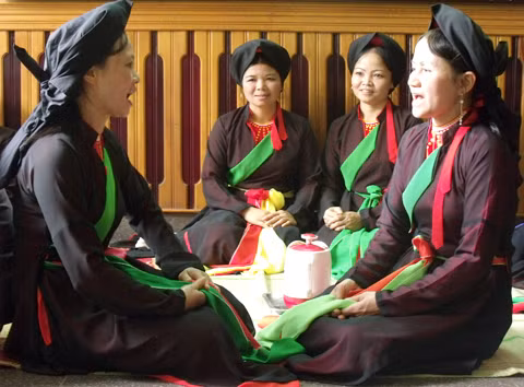 Được mua bán nhiều nhất trong chợ là những chú gà đen và các đồ vật tế lễ. Ngay ở cổng chợ, người ta đặt một chậu nước để thử tiền âm dương. Người mua, kẻ bán không mặc cả, không đếm tiền. Họ cũng không tỏ vẻ bực tức, khó chịu nếu nhận phải “tiền ma” mà coi đó chuyện làm điều phúc, điều thiện với người đã chết và cuộc sống tâm linh của họ sẽ thanh thản hơn. Sau khi tan chợ, những người đi chợ lại mời nhau uống nước, ăn trầu và hát quan họ Bắc Ninh.