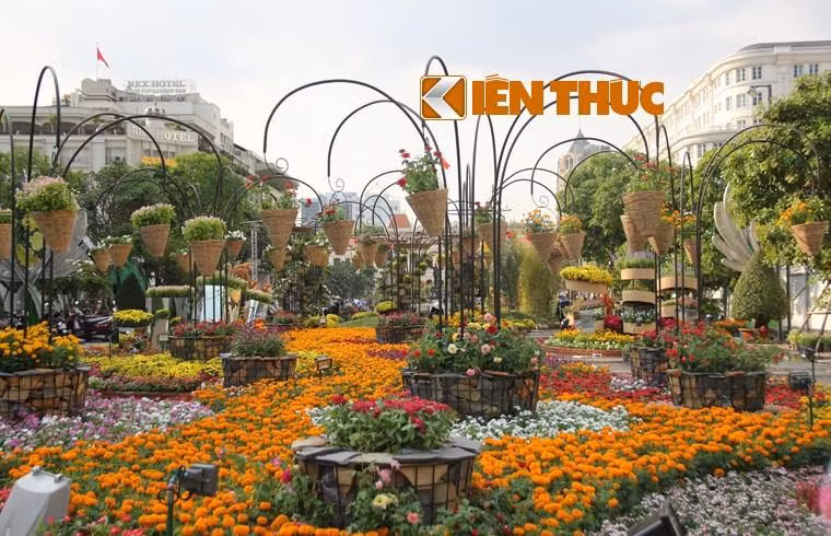 Thời điểm giao thừa nhiều du khách không thể không đặt chân đến nơi đây để chào đón một năm mới rực rỡ sắc màu.